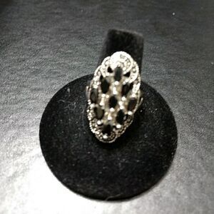 Silver tone marcasite and black stone oval ring size 8
